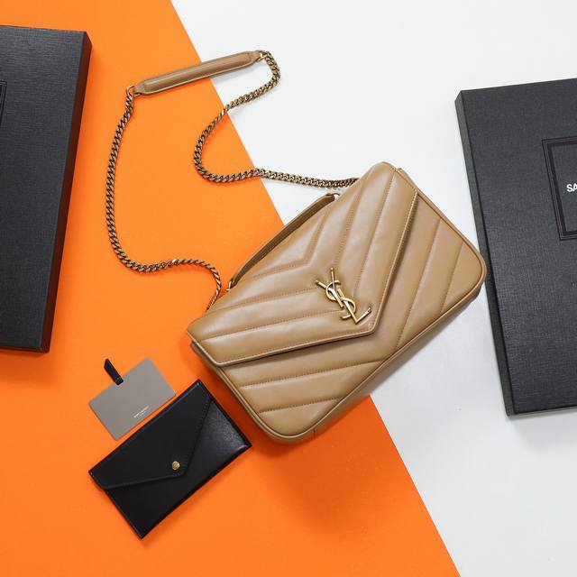 p 特级原单 独家背景 25年早春新款Loulou中號羊皮手感柔柔軟軟的，配有可拆卸卡包和袖珍化妝鏡，搭配滑動式鏈條、可肩背可斜挎，滿足多場合搭配需求！新版羊皮