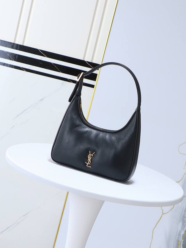 p 新品出货 Calypso_新款腋下包 进口意大利小羊皮制作，手感柔软细腻，这款简约手袋绽现摩登百搭的魅力。弧形包身设计，金属配件更添亮丽格调！简约时尚潮人必