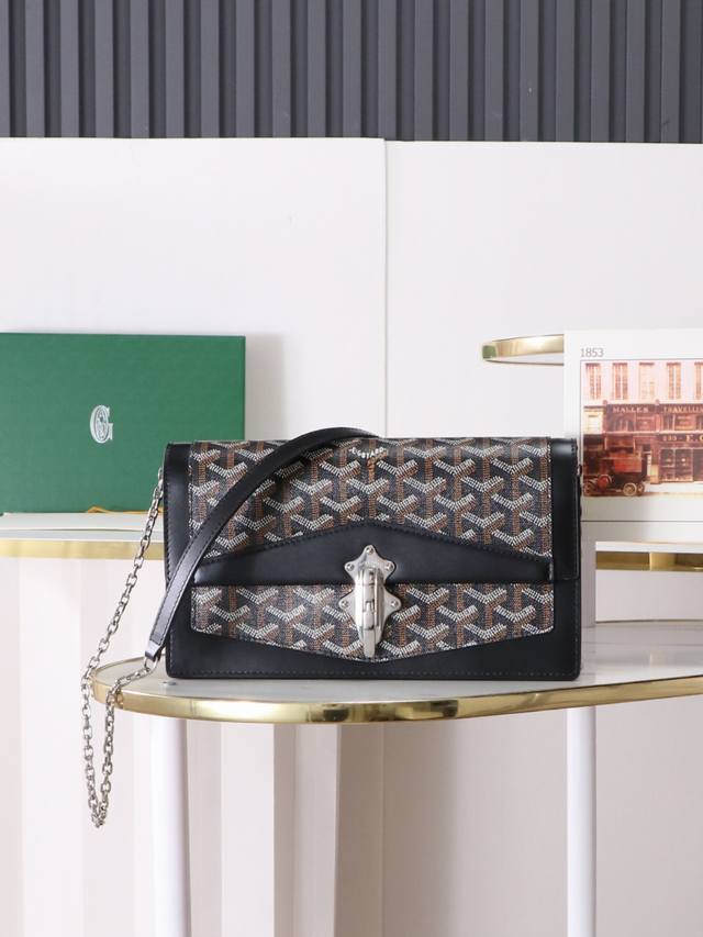 特级品质 原厂料 Duchesse Marie-Caroline传世珍品，手袋的经典之处体现在其独特的金属扣环上，灵感源于历史悠久的行李箱，巧妙且多用途，借助可