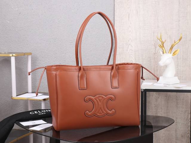 特级品质 原厂皮质 Celine｜Cabas Triomphe光滑牛皮革抽绳包 新款法式皮质凯旋门抽绳托特包皮质非常软自重也很轻～ 肩背也舒服 容量更大 电脑都