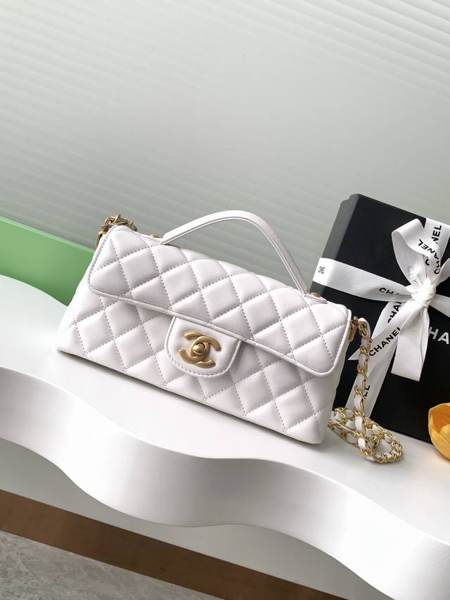 25P Kelly 超级有质感的25P Kelly拿下啦 是谁的梦中情包！ 可手拎 可单肩 可斜跨， 没有一个小女孩儿能拒绝这款包啊拜托 香奈儿你真的很会拿捏我