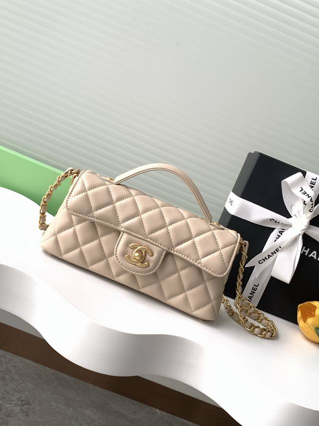 L 25P Kelly 超级有质感的25P Kelly拿下啦 是谁的梦中情包！ 可手拎 可单肩 可斜跨， 没有一个小女孩儿能拒绝这款包啊拜托 香奈儿你真的很会拿