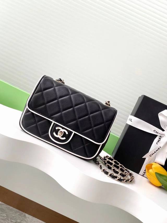 25P夏季新款度假单品双C扣是陶瓷的,很精致很优雅,适用场景也很多。养马人重新爱上小香~黑配白色Cf樱花盛开季~仿佛樱花盛开的季节化为包包的样子哇~包身每一处都 25P夏季新款度假单品双C扣是陶瓷的,很精致很优雅,适用场景也很多。养马人重新爱上小香~黑配白色Cf樱花盛开季~仿佛樱花盛开的季节化为包包的样子哇~包身每一处都