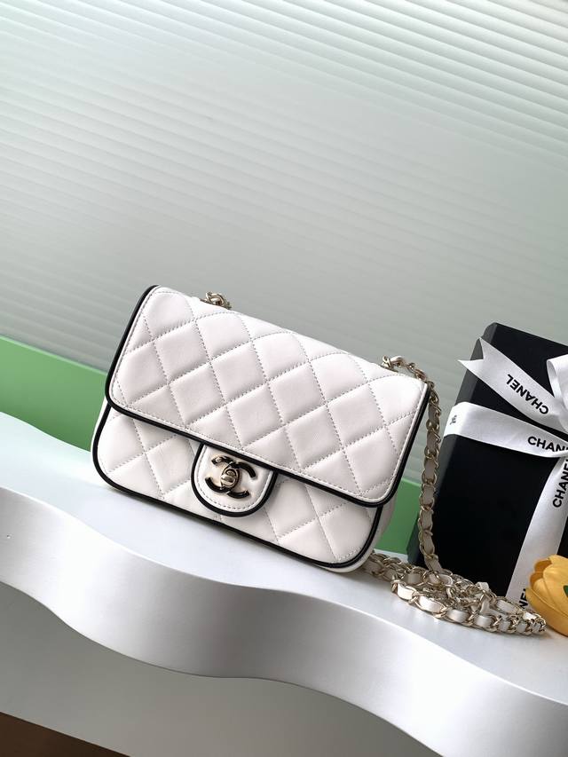 Chane25P夏季新款度假单品双C扣是陶瓷的，很精致很优雅，适用场景也很多。养马人重新爱上小香~黑配白色Cf樱花盛开季~仿佛樱花盛开的季节化为包包的样子哇~包