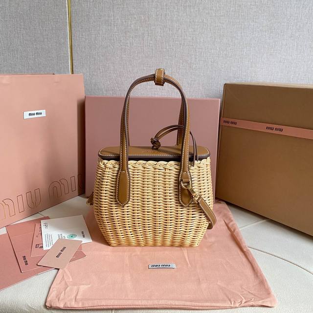 Miumiu夏日田园度假风编织菜蓝子包，可爱的牛皮Miumiu，Logo成了亮点，搭配皮质长肩带，单肩手拎都可以，容量很，手机纸巾，粉饼口红都能放，甜美百搭，踏