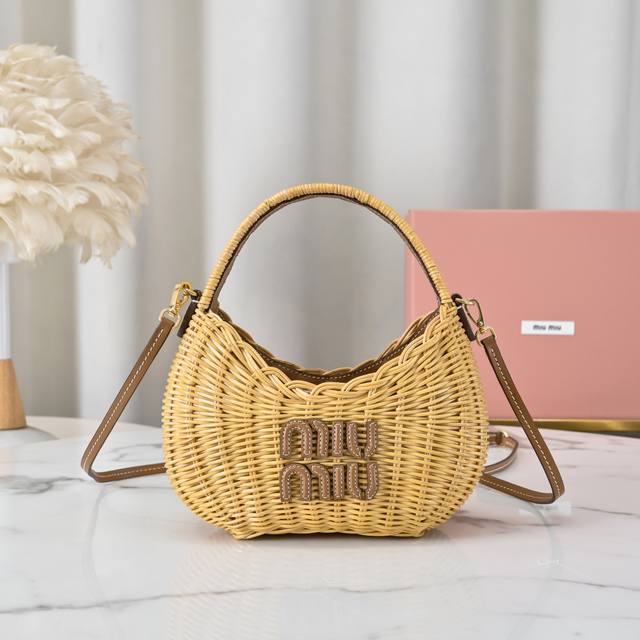 5Bc125，Miumiu夏日田园度假风编织菜蓝子包，正面手工缝制皮质Logo标，里面一个卡位隔层，搭配皮质长肩带，单肩手拎都可以，容量很，手机纸巾，粉饼口红都