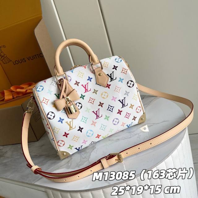 163C01 芯片版 内部价P 款号： M13085 原单加强版 独家实拍背景图 本款 Speedy BandoulièRe 25 手袋为经典 Monogram