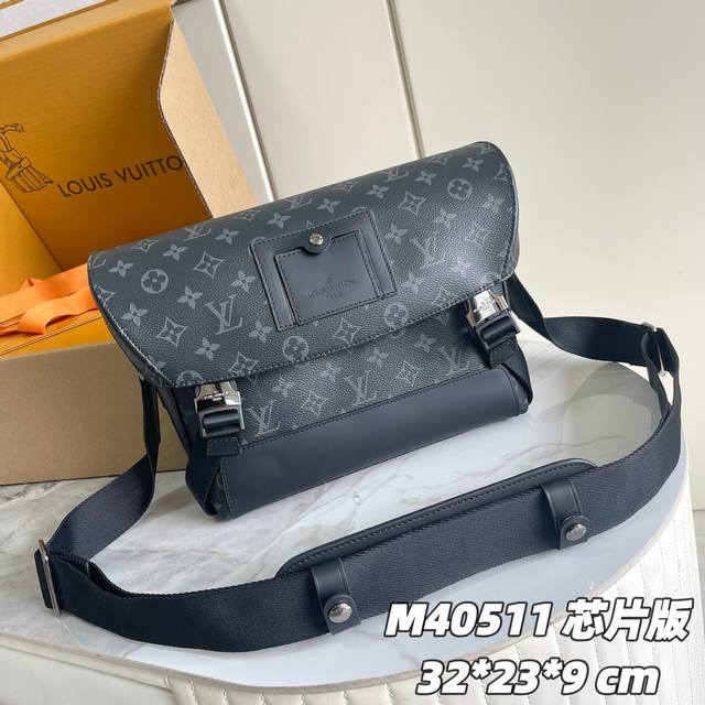 165芯片版 内部价P 款号： M40511 原单加强版 独家实拍背景图 这款Messenger Mm Voyager中号邮差包采用柔软的Monogram Ec
