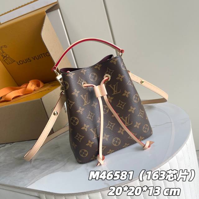163C01 芯片版 内部价P 款号： M46581 原单加强版 独家实拍背景图 NéOnoé Bb手袋 加上天然皮革材质的修饰的Monogram帆布材质的Ne