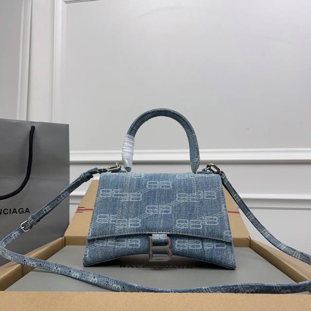 独家背景-实物实拍 大号牛仔丝印蓝银扣升级版顶级原单，配全套包装，Balenciagα本季重磅Hourglass沙漏包，独特标的志性线弧形造状型极具识辨度，一眼