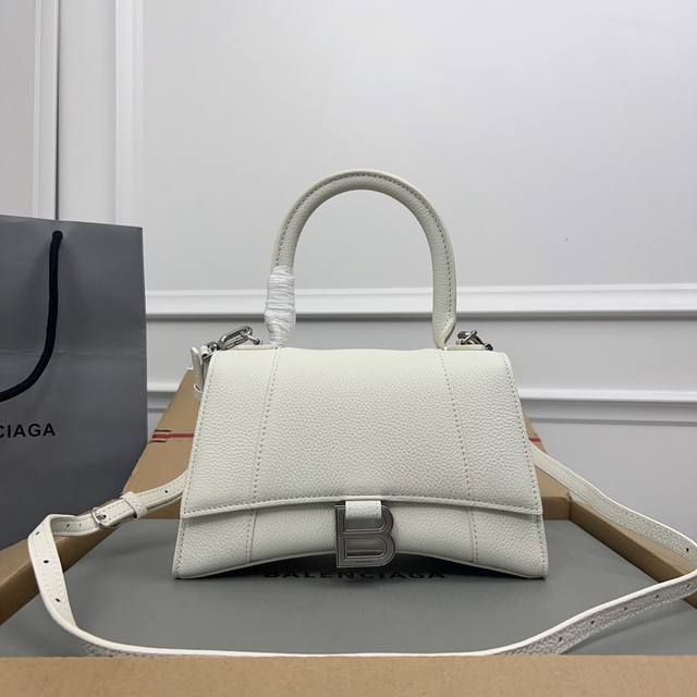 独家背景-实物实拍 荔枝纹白色银扣升级版顶级原单，配全套包装，Balenciagα本季重磅Hourglass沙漏包，独特标的志性线弧形造状型极具识辨度，一眼就让