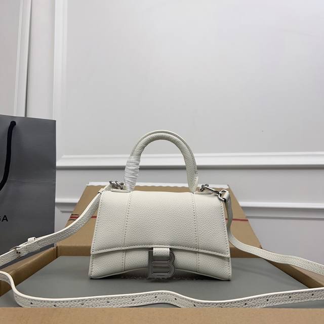 独家背景_实物实拍 荔枝纹白色银扣升级版顶级原单，配全套包装，Balenciagα本季重磅Hourglass沙漏包，独特标的志性线弧形造状型极具识辨度，一眼就让