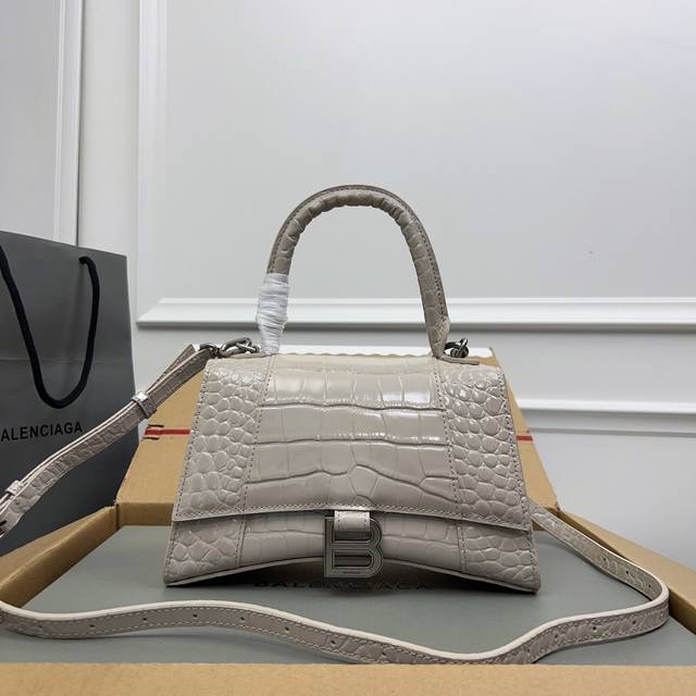 独家背景-实物实拍 鳄鱼纹灰白银扣升级版顶级原单，配全套包装，Balenciagα本季重磅Hourglass沙漏包，独特标的志性线弧形造状型极具识辨度，一眼就让