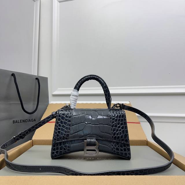 独家背景_实物实拍 鳄鱼纹炭灰银扣升级版顶级原单,配全套包装,Balenciagα本季重磅Hourglass沙漏包,独特标的志性线弧形造状型极具识辨度,一眼就让 独家背景_实物实拍 鳄鱼纹炭灰银扣升级版顶级原单,配全套包装,Balenciagα本季重磅Hourglass沙漏包,独特标的志性线弧形造状型极具识辨度,一眼就让