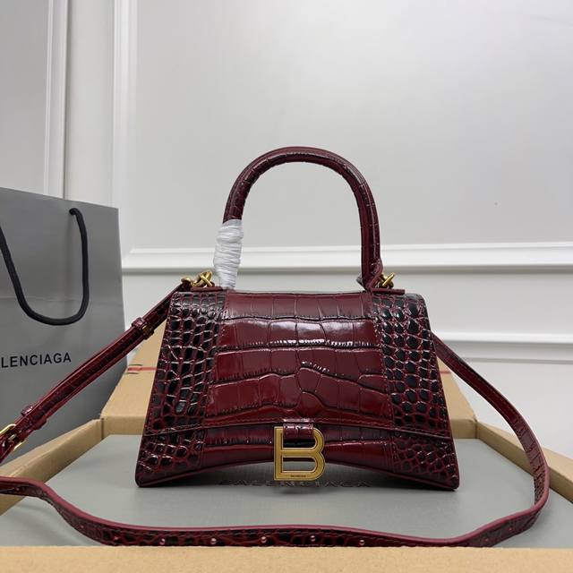独家背景-实物实拍 鳄鱼纹酒红色金扣升级版顶级原单，配全套包装，Balenciagα本季重磅Hourglass沙漏包，独特标的志性线弧形造状型极具识辨度，一眼就