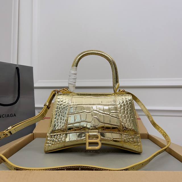 独家背景-实物实拍 鳄鱼纹金色金扣升级版顶级原单,配全套包装,Balenciagα本季重磅Hourglass沙漏包,独特标的志性线弧形造状型极具识辨度,一眼就让 独家背景-实物实拍 鳄鱼纹金色金扣升级版顶级原单,配全套包装,Balenciagα本季重磅Hourglass沙漏包,独特标的志性线弧形造状型极具识辨度,一眼就让