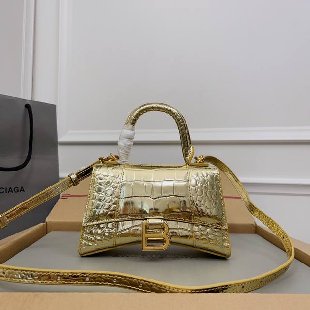 独家背景_实物实拍 鳄鱼纹金色金扣升级版顶级原单，配全套包装，Balenciagα本季重磅Hourglass沙漏包，独特标的志性线弧形造状型极具识辨度，一眼就让