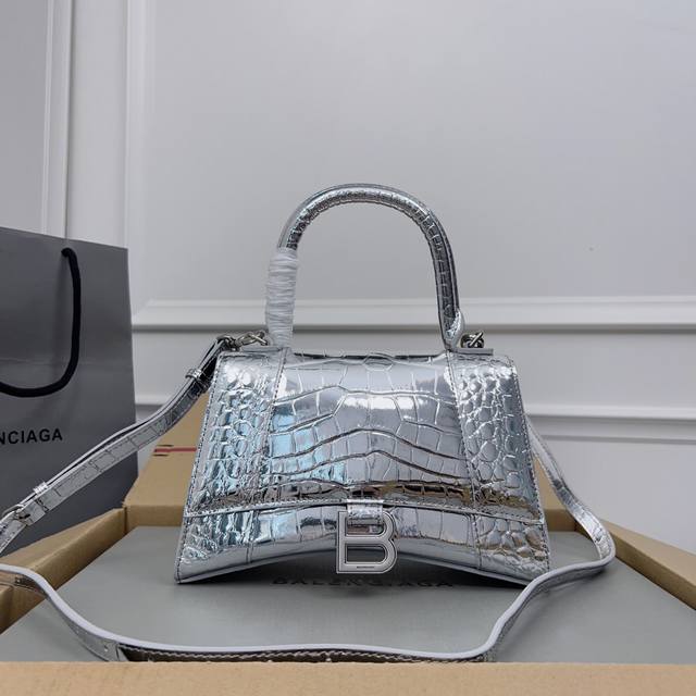 独家背景-实物实拍 鳄鱼纹银色银扣升级版顶级原单，配全套包装，Balenciagα本季重磅Hourglass沙漏包，独特标的志性线弧形造状型极具识辨度，一眼就让