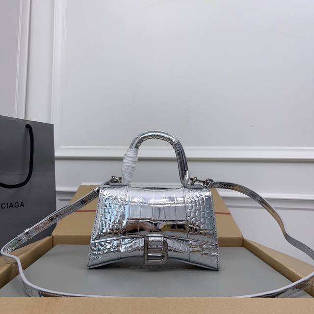独家背景_实物实拍 鳄鱼纹银色银扣升级版顶级原单,配全套包装,Balenciagα本季重磅Hourglass沙漏包,独特标的志性线弧形造状型极具识辨度,一眼就让 独家背景_实物实拍 鳄鱼纹银色银扣升级版顶级原单,配全套包装,Balenciagα本季重磅Hourglass沙漏包,独特标的志性线弧形造状型极具识辨度,一眼就让