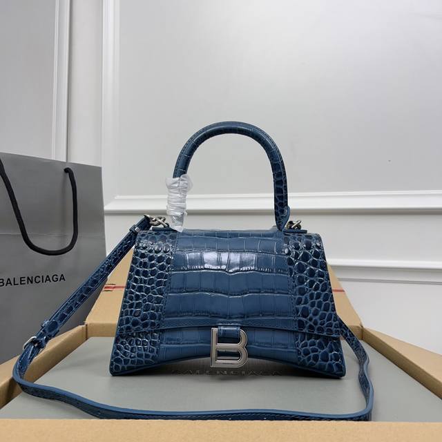 独家背景-实物实拍 鳄鱼纹夜空蓝银扣升级版顶级原单,配全套包装,Balenciagα本季重磅Hourglass沙漏包,独特标的志性线弧形造状型极具识辨度,一眼就 独家背景-实物实拍 鳄鱼纹夜空蓝银扣升级版顶级原单,配全套包装,Balenciagα本季重磅Hourglass沙漏包,独特标的志性线弧形造状型极具识辨度,一眼就