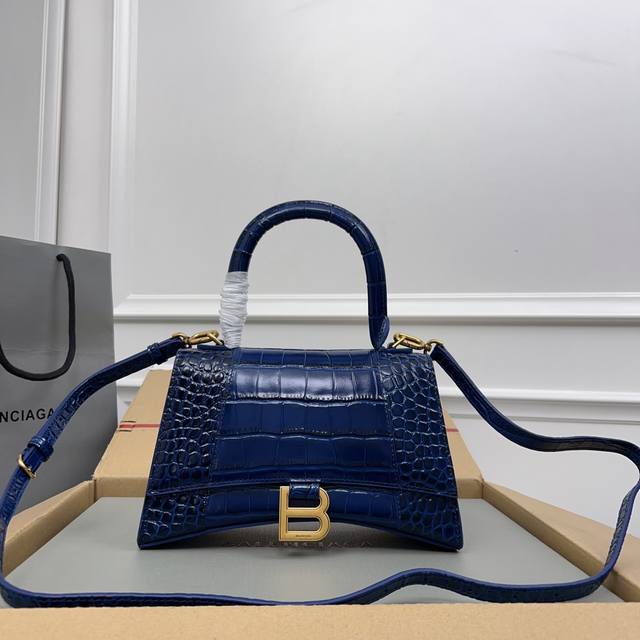 独家背景-实物实拍 鳄鱼纹宝蓝金扣扣升级版顶级原单，配全套包装，Balenciagα本季重磅Hourglass沙漏包，独特标的志性线弧形造状型极具识辨度，一眼就