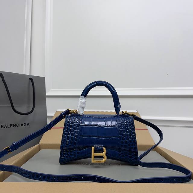 独家背景_实物实拍 鳄鱼纹宝蓝金扣升级版顶级原单，配全套包装，Balenciagα本季重磅Hourglass沙漏包，独特标的志性线弧形造状型极具识辨度，一眼就让