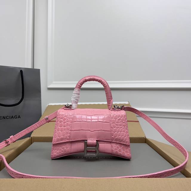 独家背景_实物实拍 鳄鱼纹高级粉银扣升级版顶级原单，配全套包装，Balenciagα本季重磅Hourglass沙漏包，独特标的志性线弧形造状型极具识辨度，一眼就