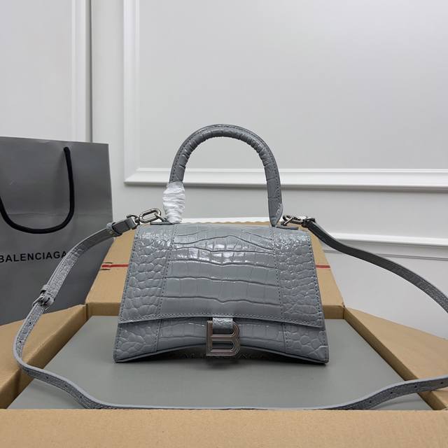 独家背景-实物实拍 鳄鱼纹灰色银扣升级版顶级原单，配全套包装，Balenciagα本季重磅Hourglass沙漏包，独特标的志性线弧形造状型极具识辨度，一眼就让