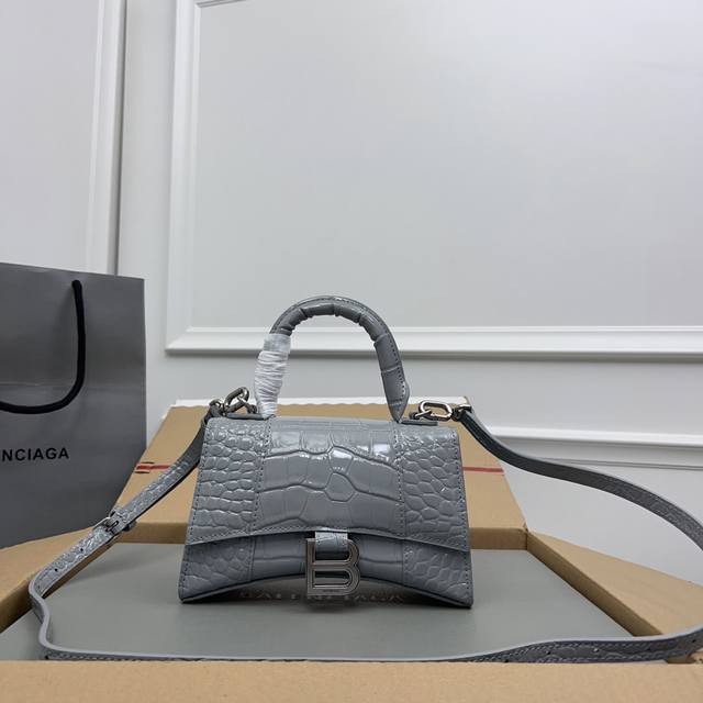独家背景_实物实拍 鳄鱼纹灰色银扣升级版顶级原单，配全套包装，Balenciagα本季重磅Hourglass沙漏包，独特标的志性线弧形造状型极具识辨度，一眼就让