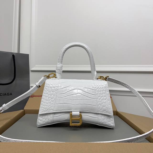 独家背景-实物实拍 鳄鱼纹白色金扣升级版顶级原单，配全套包装，Balenciagα本季重磅Hourglass沙漏包，独特标的志性线弧形造状型极具识辨度，一眼就让