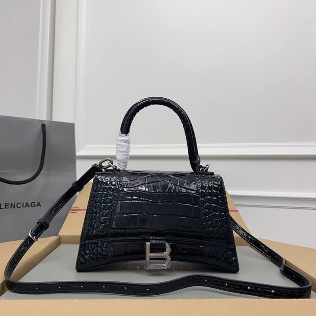 独家背景-实物实拍 鳄鱼纹黑色银扣升级版顶级原单，配全套包装，Balenciagα本季重磅Hourglass沙漏包，独特标的志性线弧形造状型极具识辨度，一眼就让