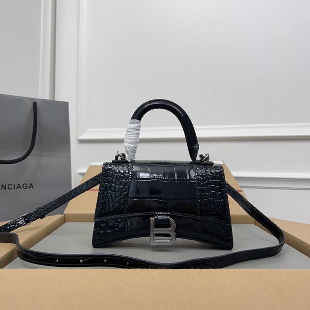 独家背景_实物实拍 鳄鱼纹黑色银扣升级版顶级原单，配全套包装，Balenciagα本季重磅Hourglass沙漏包，独特标的志性线弧形造状型极具识辨度，一眼就让