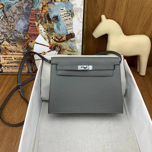 半手 全手工 Kelly Danse 跳舞包 22Cm Evercolor Ol积雨云灰 银扣 兼顾了颜值和容量 不同背法惊喜般的存在每一天 人手必备神器 半手 全手工 Kelly Danse 跳舞包 22Cm Evercolor Ol积雨云灰 银扣 兼顾了颜值和容量 不同背法惊喜般的存在每一天 人手必备神器