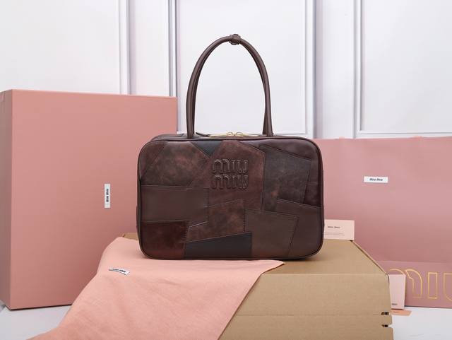 特级原厂皮 5Bb117拼接配色M家新品公文包，采用顶级进口小牛皮，重手工制作，多种皮质拼接，这款包包很酷，定格精致的多功能设计，融合男装和女装元素，增加了皮革