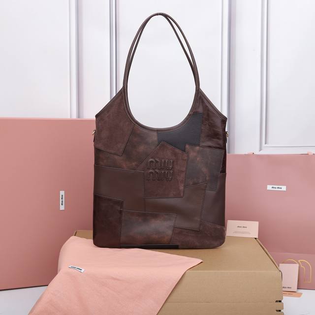 特级原厂皮 5Bg231M家新款Hobo 托特腋下包，秋冬系列限定款，这款设计得能让更多美眉轻松驾驭 Effor 的时髦感，背上竟然能显得人侧面很薄，包包自重也