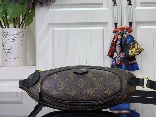 顶级原单 特惠 Keepit 腰包 M14806 老花 黑色 Keepit 腰包于 2025 春夏秀场初次亮相，选用 Monogram 涂层帆布裁出紧凑构型，搭