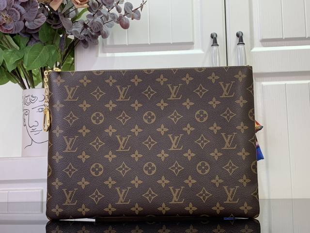 顶级原单 特惠 大号钥匙零钱包 M13561 将珍贵的文件整理在新的Pochette CléS L内，这是80年代推出的房屋历史收藏的现代补充。这款优雅时尚的设