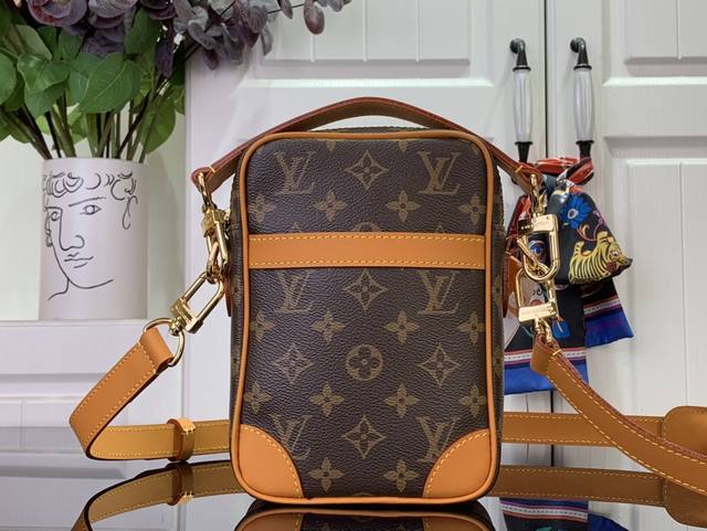 顶级原单 特惠 Danube 手袋 M14106 黄皮 Danube 斜挎包采用牛皮革构型，让人联想起路易威登在 20 世纪 80 年代推出的款式，略微褪色的