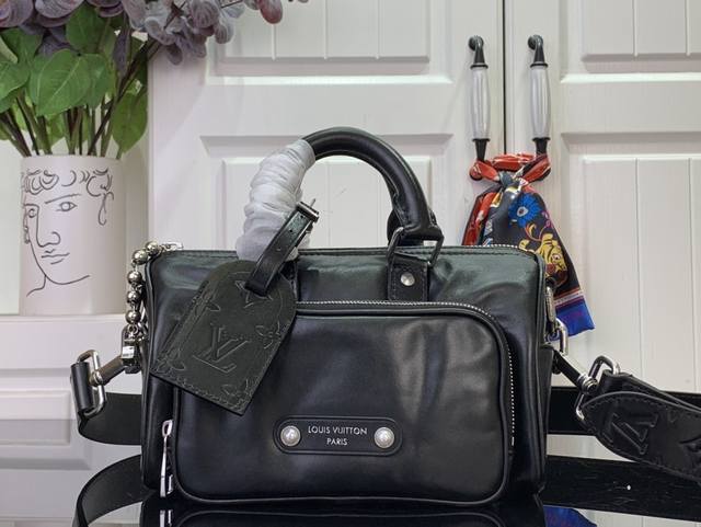 顶级原单 特惠 Keepall BandoulièRe 25 手袋 M13988 黑色 本款 Keepall BandoulièRe 25 手袋为粒面皮革融入绒
