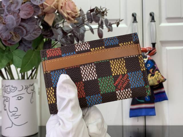 顶级原单 特惠 卡片夹 N00189 彩色 格子 本款卡夹为 Monogram Empreinte 皮革压印经典 Monogram 图案，点缀路易威登巴黎标识压