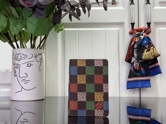 顶级原单 特惠 口袋卡夹 钱夹 N00138 彩色 格子 这款钱夹以Lvers Damier牛仔布制成，Phamrelwiliams创意采用大尺寸格纹。其中一个