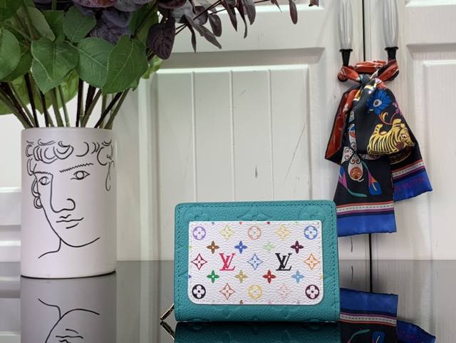 顶级原单 特惠 Lv × Tm 钱包 M14140 玫红 M13619 绿色 村上隆 “Lv × Tm 钱包克莱尔”以“路易威登×村上隆”系列特有的大胆的彩虹色