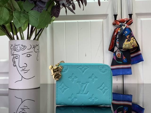顶级原单 特惠 Lv X Tm Portfolio Noah Compact M13801 蓝色 村上隆 以方形形状为特征的紧凑型钱包“Lv × Tm 钱包诺亚