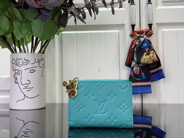 顶级原单 特惠 Lv X Tm Lisa Wallet M14087 玫红 M14089 蓝色 村上隆 Lisa钱包是日常必备品，设计实用紧凑，具有固定的硬币口