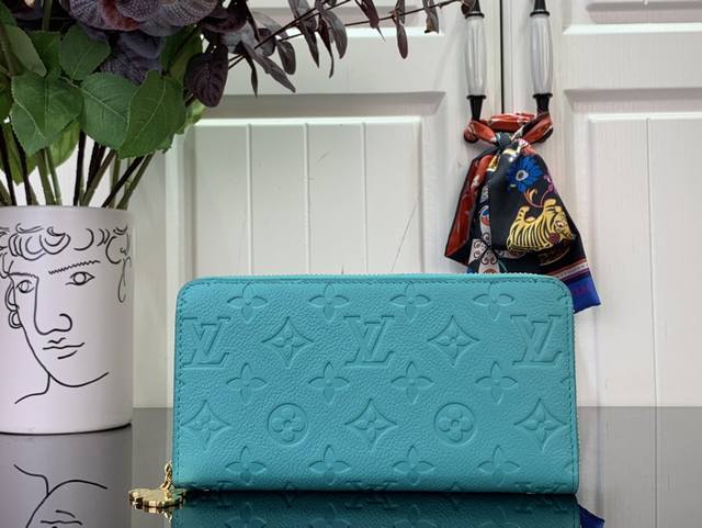 顶级原单 特惠 Lv × Tm 拉链钱包 M13618 玫红 村上隆 以丰富多彩的类别展开的“路易威登×村上隆”系列的签名代码更新为欢快的氛围的“Lv × Tm