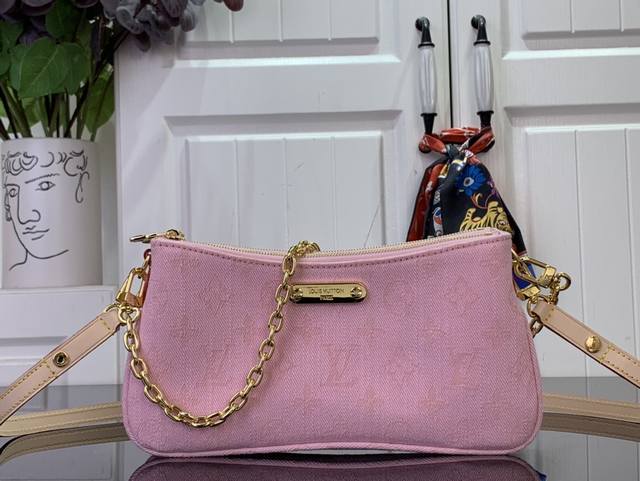 顶级原单 特惠 Liv Pochette 手袋 M14159 粉色 牛仔 本款 Liv Pochette 手袋以淡雅 Monogram Denim 面料营造复古