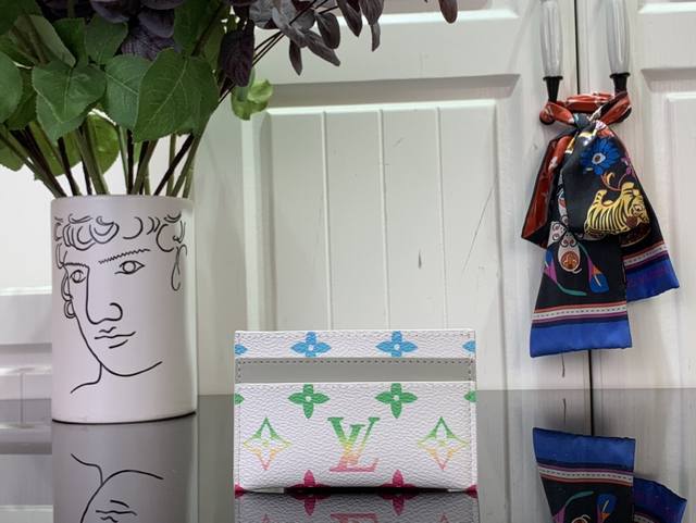 顶级原单 特惠 卡夹 M14355 白色 彩色渐变 此款采用全新Monogram Eclipse涂层帆布材质的卡片夹风格靓丽而时髦，体积小巧，可轻松收入口袋中。