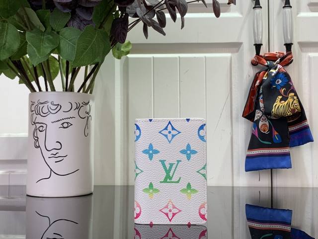 顶级原单 特惠 口袋钱夹 M13910 白色 彩色渐变 袋裝萬用錢包這款袋裝萬用錢包以Monogram Macassar帆布配搭粒面皮革製造，經典帆布物料與明亮