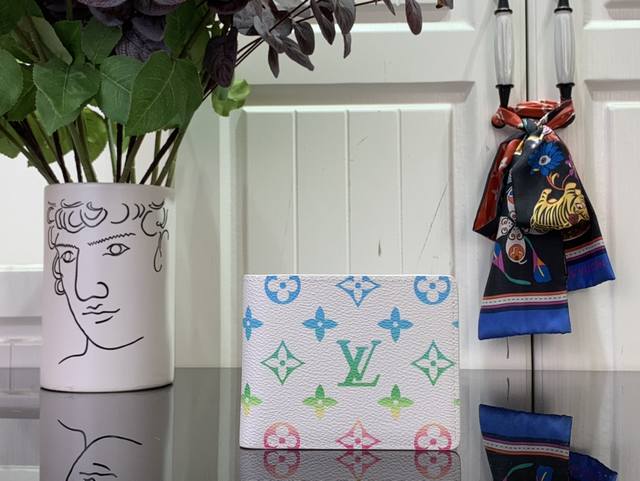 顶级原单 特惠 Multiple 钱夹 M14354 白色 彩色渐变 Multiple 钱包采用 Monogram 帆布制造，设有多个口袋，可供放置信用卡、纸币