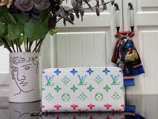 顶级原单 特惠 Zippy 拉链钱夹 M13908 白色 彩色渐变 采用炫酷帆布搭配柔软皮革內里，内有实用隔层和卡槽可轻松收纳信用卡、纸钞、收据等。折叠开合设计